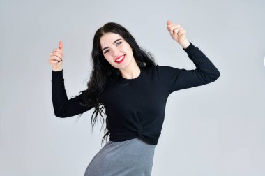 İş dünyası kadın portresi kavramı. Duygularla. Esmer bir kızın portresi, uzun saçlı, güzel makyajlı, gri elbiseli, farklı pozlarda esmer bir kız..