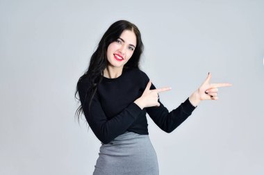 İş dünyası kadın portresi kavramı. Duygularla. Esmer bir kızın portresi, uzun saçlı, güzel makyajlı, gri elbiseli, farklı pozlarda esmer bir kız..