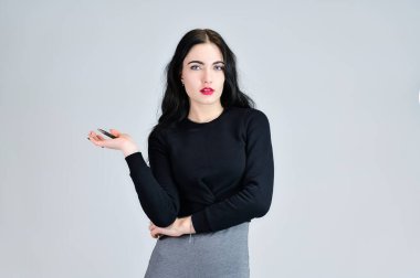 Esmer bir kızın portresi. Uzun saçlı, güzel makyajlı, gri elbiseli, beyaz bir kız. Farklı pozlarda. İş dünyası kadın portresi kavramı.