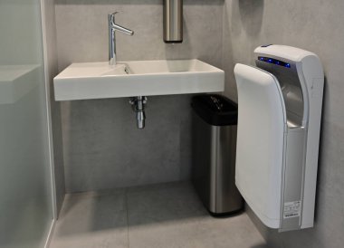 Gri arkaplandaki bir binada araç gereçlerinin fotoğrafı