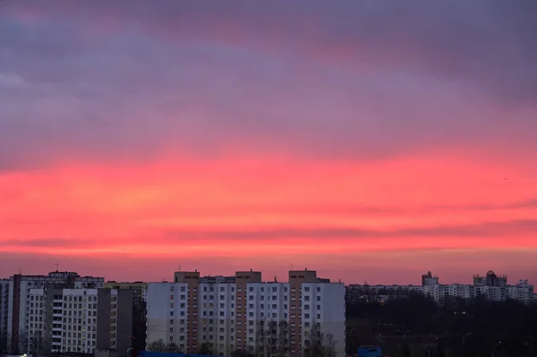 Foto von düsteren Himmelsfarben über der Stadt am Morgen — Stockfoto