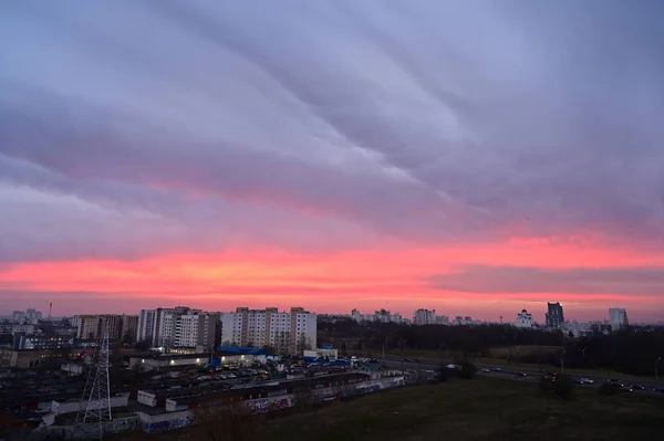 Фото похмурого неба колорит над містом вранці — стокове фото