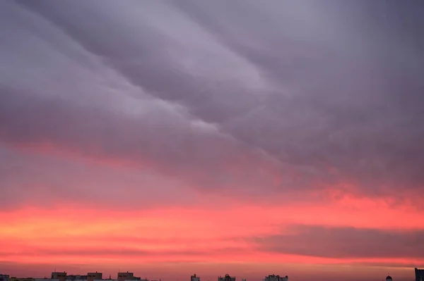 Photo of a gloomy sky colororg at sunrise over the city — Stock Photo, Image