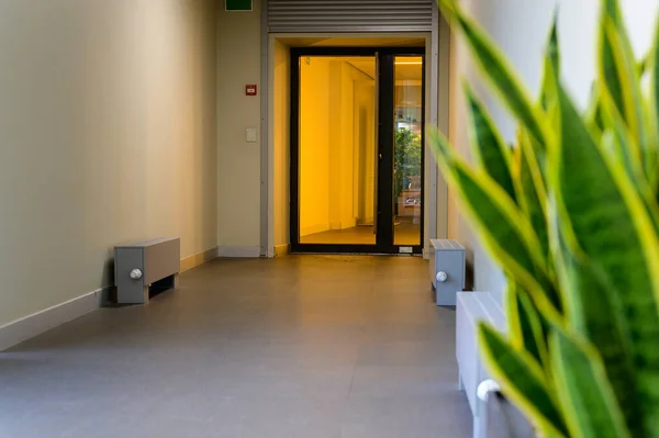 Zdjęcie lekkiego korytarza wnętrza nowoczesnego budynku użyteczności publicznej. — Zdjęcie stockowe