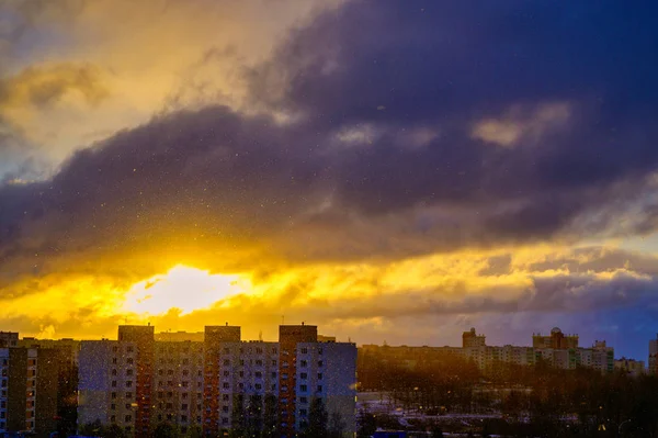 Foto des Sonnenaufgangs über der Stadt in der frühen Winterstunde. die helle Sonne erhellt die Erde dramatisch. die Schönheit der Natur und die Mystik der Wahrnehmung. — Stockfoto