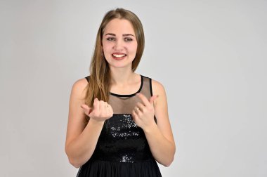 Beyaz arka planda bir kadının evrensel konsept yatay portresi. Siyah elbiseli, uzun saçlı ve mükemmel makyajlı güzel bir kızın fotoğrafı farklı pozlarda duruyor..