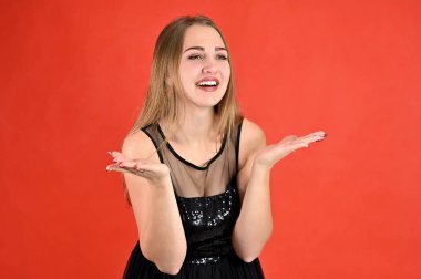 Kırmızı arka planda evrensel konsept yatay kadın portresi. Siyah elbiseli, uzun saçlı ve mükemmel makyajlı güzel bir kızın fotoğrafı farklı pozlarda duruyor..