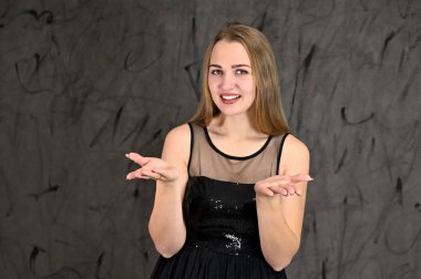 Gri arka planda evrensel yatay kadın portresi konsepti. Siyah elbiseli, uzun saçlı ve mükemmel makyajlı güzel bir kızın fotoğrafı farklı pozlarda duruyor..