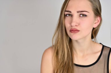 Beyaz arka planda kozmetik reklamcılığı için genel kadın portresi konsepti. Uzun saçlı ve mükemmel makyajlı güzel bir kızın büyük bir fotoğrafı farklı pozlarda duruyor..