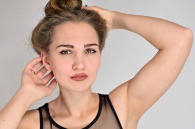 Beyaz arka planda kozmetik reklamcılığı için genel kadın portresi konsepti. Uzun saçlı ve mükemmel makyajlı güzel bir kızın büyük bir fotoğrafı farklı pozlarda duruyor..