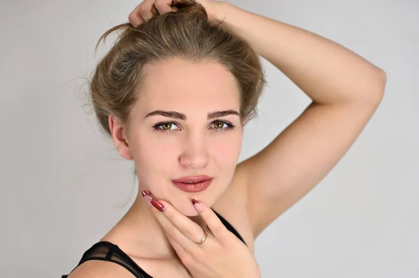 Concept générique de portrait féminin pour la publicité cosmétique sur fond blanc. Une grande photo d'une jolie fille souriante aux cheveux longs et à l'excellent maquillage se tient debout dans différentes poses . — Photo