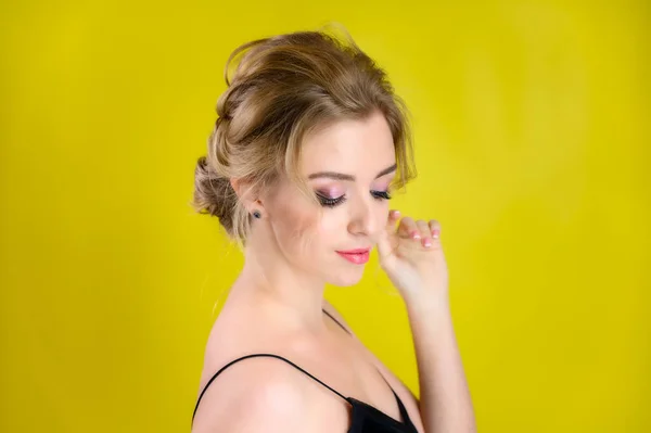 Glamorös skönhet porträtt sida vid sida av en vacker blond modell med utmärkt makeup och en vacker frisyr på en gul bakgrund i studion. Begreppet kosmetika, mode och stil. — Stockfoto