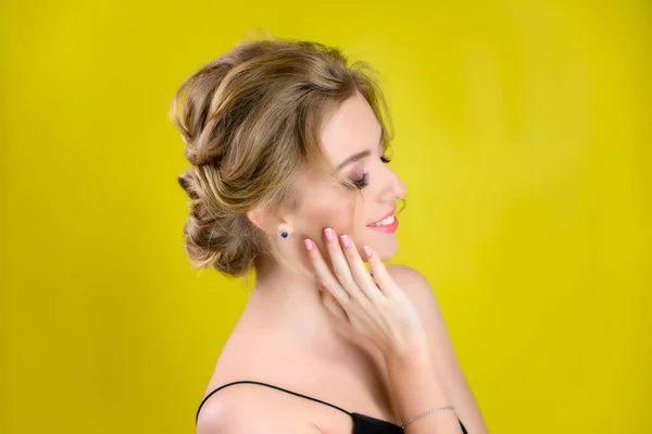 Glamorös skönhet porträtt sida vid sida av en vacker blond modell med utmärkt makeup och en vacker frisyr på en gul bakgrund i studion. Begreppet kosmetika, mode och stil. — Stockfoto