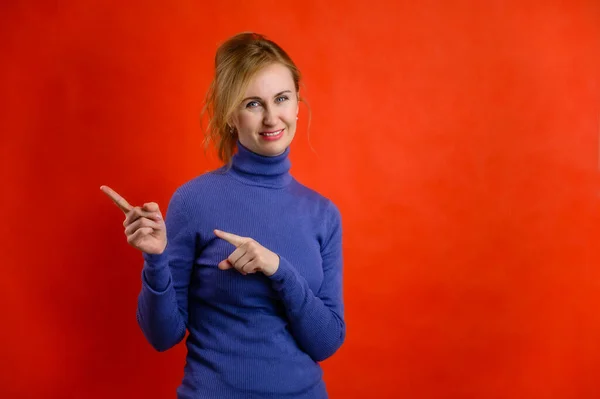 Retrato Fundo Vermelho Bonita Mulher Loira Caucasiano Anos Idade Fica — Fotografia de Stock