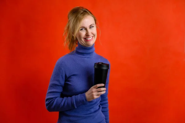 Retrato Sobre Fondo Rojo Bonita Mujer Sonriente Rubia Mujer Caucásica — Foto de Stock