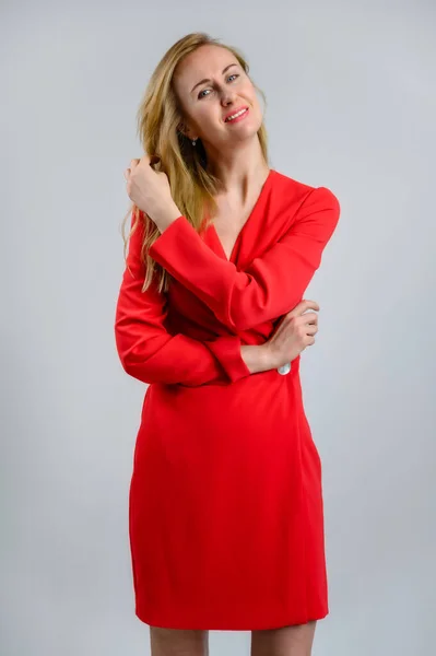 Μοντέλο Στέκεται Ένα Κόκκινο Φόρεμα Ακριβώς Μπροστά Από Την Κάμερα — Φωτογραφία Αρχείου