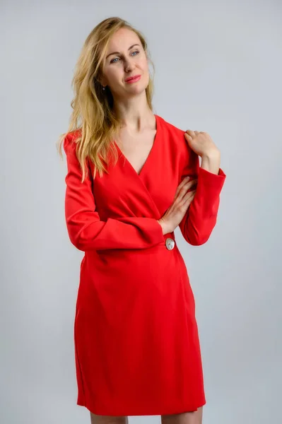 Model Roten Kleid Direkt Vor Der Kamera Vertikales Porträt Einer — Stockfoto