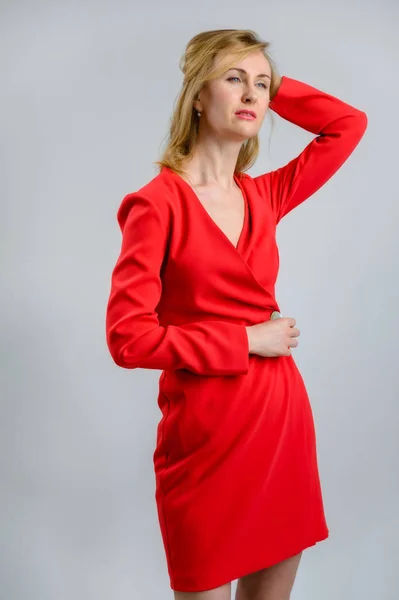 Модель Стоїть Червоній Сукні Прямо Перед Камерою Вертикальний Портрет Красивої — стокове фото