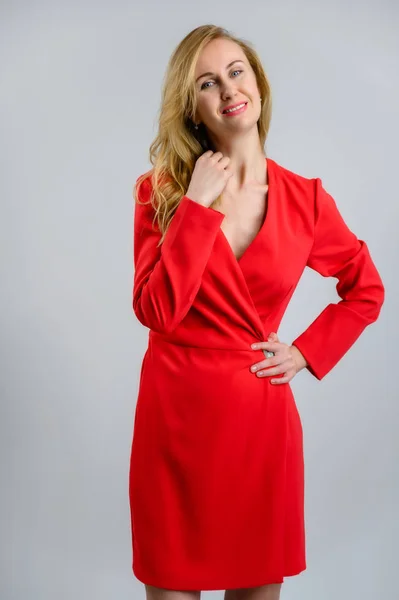 Модель Стоїть Червоній Сукні Прямо Перед Камерою Вертикальний Портрет Красивої — стокове фото