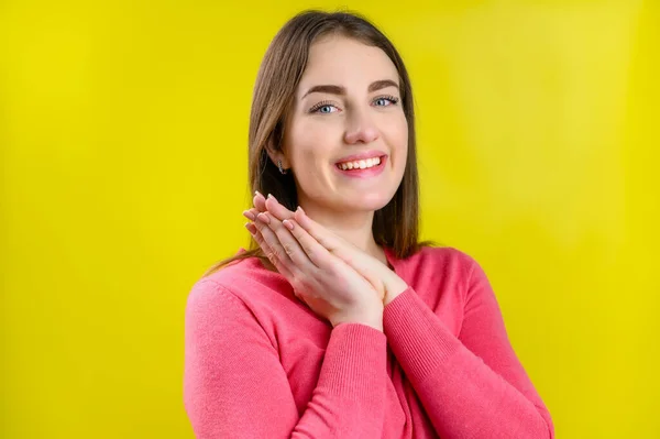 Retrato Uma Jovem Mulher Morena Branca Bonita Fundo Amarelo Uma — Fotografia de Stock