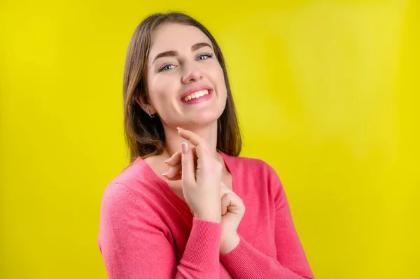 Retrato Fundo Amarelo Uma Menina Bonita Uma Camisola Rosa Modelo — Fotografia de Stock