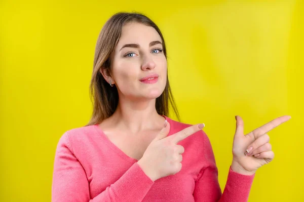 Retrato Fundo Amarelo Uma Menina Bonita Uma Camisola Rosa Modelo — Fotografia de Stock