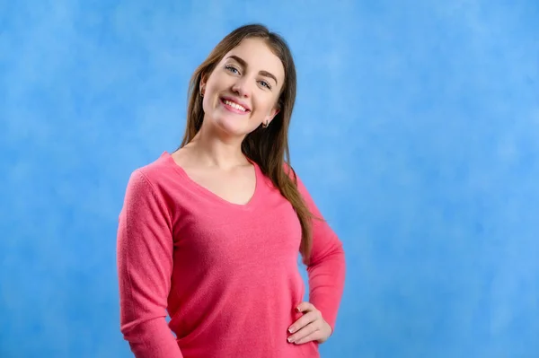 Retrato Fundo Azul Uma Menina Bonita Uma Camisola Rosa Modelo — Fotografia de Stock