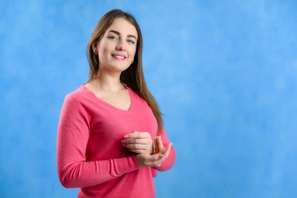 Retrato Sobre Fondo Azul Una Guapa Morena Suéter Rojo Escucha — Foto de Stock