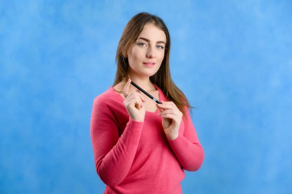 Foto Mulher Bonita Estudante Gerente Camisola Vermelha Sobre Fundo Azul — Fotografia de Stock