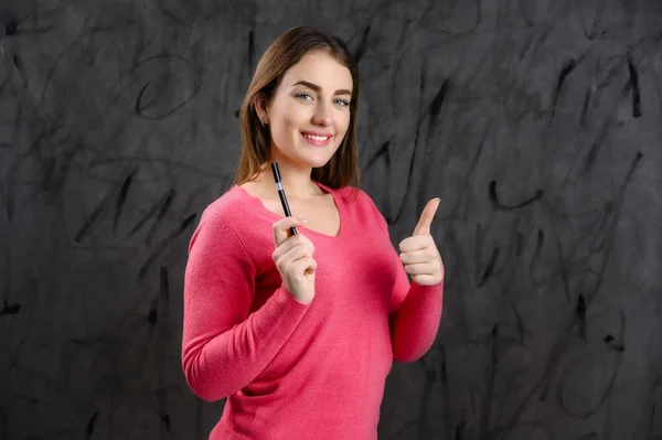 Pretty Young Caucasian Woman Pink Sweater Gray Background Talking Explaining — Stock Photo, Image