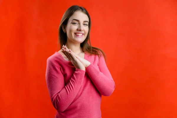 Foto Sobre Fondo Rojo Una Mujer Muy Sonriente Suéter Rosa — Foto de Stock