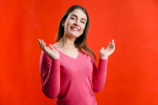 Photo Red Background Pretty Smiling Woman Pink Sweater Showing Joy — Stock Photo, Image