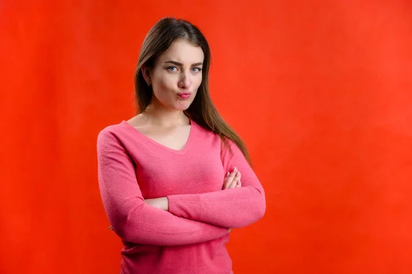 Retrato Mulher Bonita Suéter Rosa Mostrando Descontentamento Sobre Fundo Vermelho — Fotografia de Stock