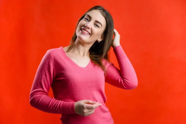 Retrato Fundo Vermelho Uma Jovem Mulher Muito Sorridente Uma Camisola — Fotografia de Stock