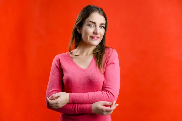 Retrato Fundo Vermelho Uma Jovem Mulher Muito Sorridente Uma Camisola — Fotografia de Stock