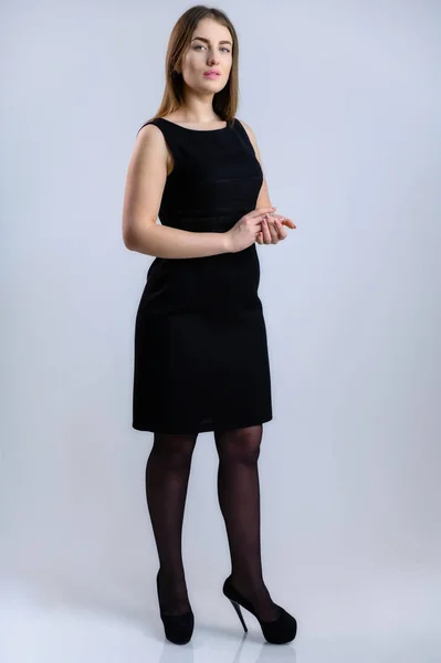 Вертикальное Фото Красивой Молодой Женщины Черном Платье Белом Фоне Стоит — стоковое фото