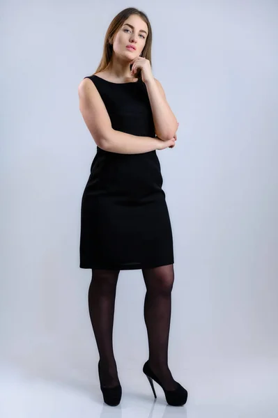 Foto Vertical Una Hermosa Joven Con Vestido Negro Sobre Fondo — Foto de Stock
