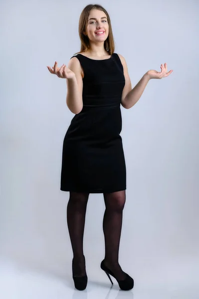 Foto Vertical Una Hermosa Joven Con Vestido Negro Sobre Fondo —  Fotos de Stock