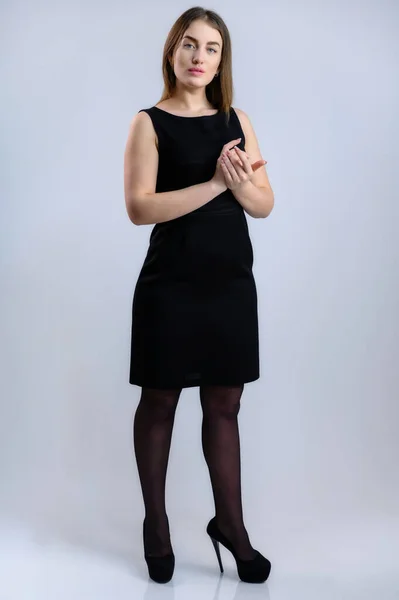Вертикальне Фото Білому Тлі Красивої Молодої Жінки Чорній Діловій Сукні — стокове фото
