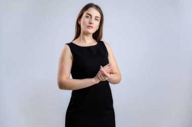 Evrensel bir kavram. Beyaz arka planda siyah elbiseli beyaz iş kadınının güzel bir fotoğrafı..