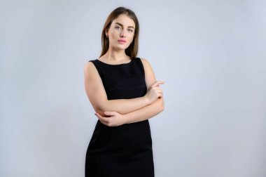 Evrensel bir kavram. Beyaz arka planda siyah elbiseli beyaz iş kadınının güzel bir fotoğrafı..