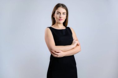 Evrensel bir kavram. Beyaz arka planda siyah elbiseli beyaz iş kadınının güzel bir fotoğrafı..