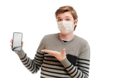 Kafkasyalı, elinde akıllı bir telefonla tıbbi maske takan adamı tespit et.