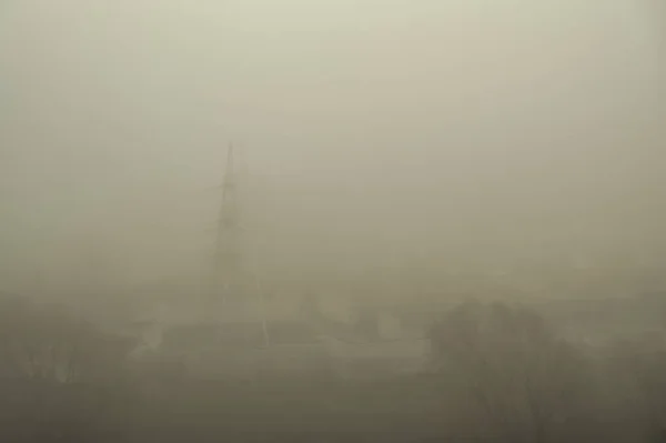 Foto Eines Starken Morgennebels Über Der Stadt Frühling — Stockfoto