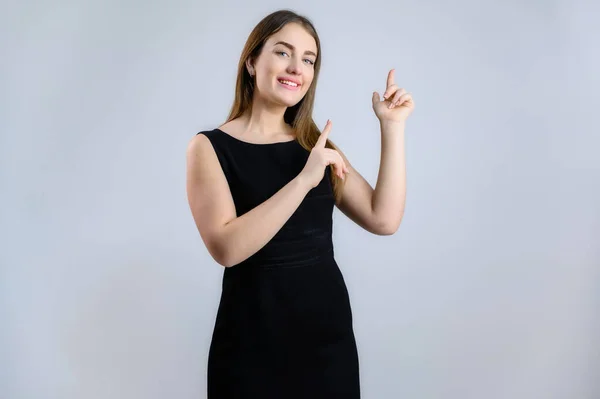 Retrato Sobre Fondo Blanco Una Simpática Mujer Caucásica Vestido Negro — Foto de Stock