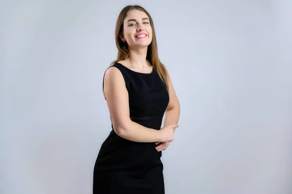 Geschäftsporträt Auf Weißem Hintergrund Sympathische Kaukasische Frau Schwarzem Kleid Mit — Stockfoto