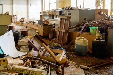 Terk edilmiş bir odadaki çöplüğün fotoğrafı.