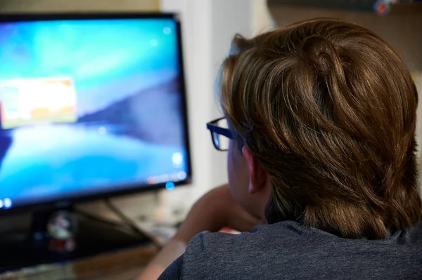 Foto Van Een Jonge Programmeur Die Aan Een Computer Werkt — Stockfoto