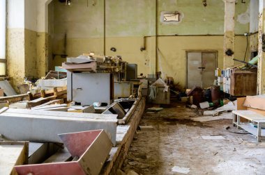 Çöplüğün fotoğrafı, terk edilmiş bir binanın içindeki bir gecekondu mahallesi.