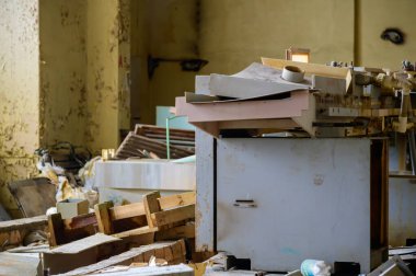 Terk edilmiş bir çöp yığını binasında fotoğraf, kapalı bir gecekondu mahallesinde toprak.